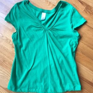 GREEN V NECK TEE